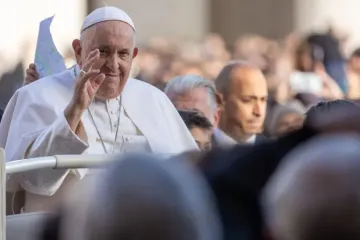 Papa Francisco saúda fiéis antes da Audiência Geral desta quarta-feira, 22 de novembro .