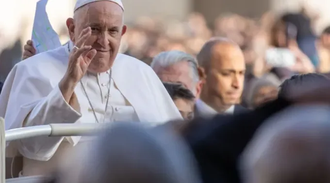 Papa Francisco saúda fiéis antes da Audiência Geral desta quarta-feira, 22 de novembro . ?? 