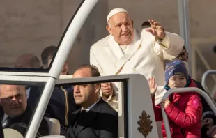 Papa Francisco saúda fiéis presentes na Audiência Geral desta quarta-feira.