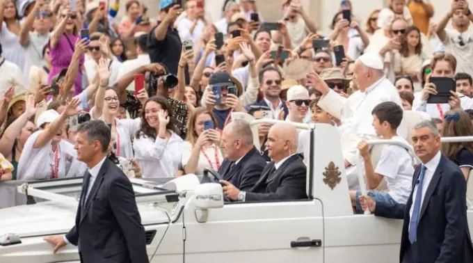 Papa Francisco saúda os fiéis antes de iniciar a Audiência Geral de 19 de junho. ?? 