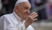O estado de saúde do papa Francisco é “bom e estável” e a sua respiração está melhorando, diz Santa Sé