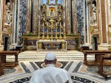 Papa Francisco reza diante da Virgem Salus Populi Romani