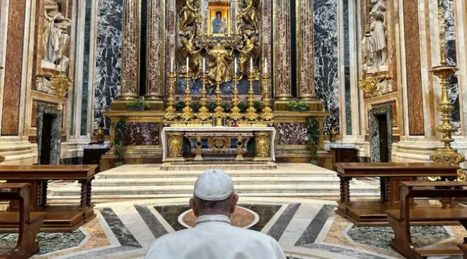 Papa Francisco reza diante da Virgem Salus Populi Romani ?? 