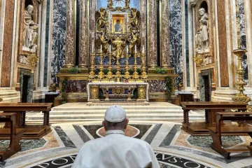 Papa Francisco reza diante da Virgem Salus Populi Romani
