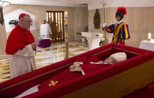 Cardeal Parolin junto aos restos mortais do papa Francisco na Capela de Santa Marta.