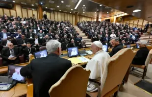 Papa Francisco durante o encontro com 300 párocos na Sala do Sínodo no Vaticano