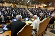 Papa Francisco durante o encontro com 300 párocos na Sala do Sínodo no Vaticano