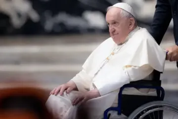 Papa Francisco em cadeira de rodas