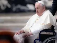Papa Francisco em cadeira de rodas