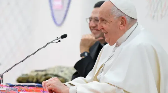 Imagem do papa Francisco durante sua visita à paróquia de São Jorge em Acilia ?? 