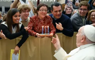 Uma família dando um bolo de aniversário ao papa Francisco (Imagem de arquivo).