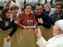 Uma família dando um bolo de aniversário ao papa Francisco (Imagem de arquivo).