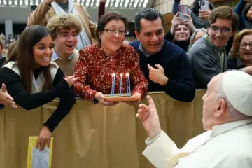 Uma família dando um bolo de aniversário ao papa Francisco (Imagem de arquivo).