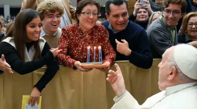 Uma família dando um bolo de aniversário ao papa Francisco (Imagem de arquivo). ?? 