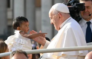 Encontro entre o papa Francisco e uma menina na Praça de São Pedro/ Imagem ilustrativa.