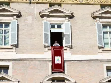 O papa Leão XIV na janela de seu apartamento no Palácio Apostólica