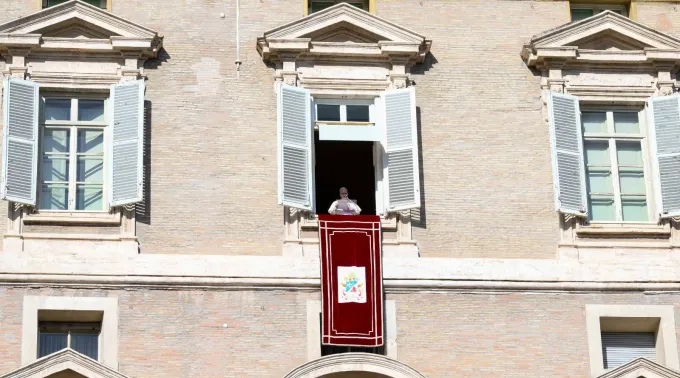 O papa Leão XIV na janela de seu apartamento no Palácio Apostólica