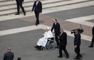 O papa Francisco na Praça de São Pedro hoje (13).