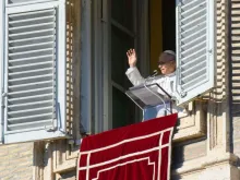 O papa Leão XIV abençoa os fiéis da janela do palácio apostólico durante o ângelus