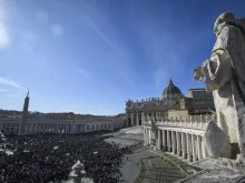 A Praça de São Pedro na oração do Ângelus hoje (1)
