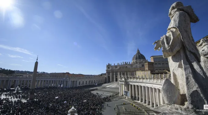 A Praça de São Pedro na oração do Ângelus hoje (1)
