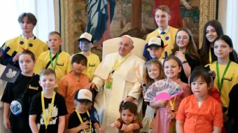 O papa Francisco recebe crianças da Ucrânia e da Palestina no Vaticano