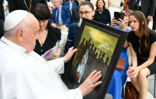 Papa Francisco com pintura que representa o sofrimento dos migrantes neste 19 de junho.