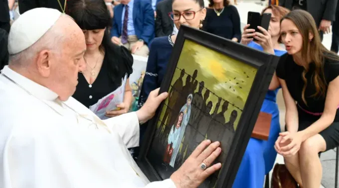 Papa Francisco com pintura que representa o sofrimento dos migrantes neste 19 de junho. ?? 