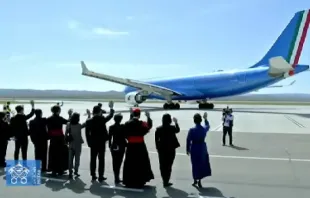 Papa Francisco decola do Aeroporto Internacional Chinggis Khaan com destino a Roma.