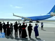 Papa Francisco decola do Aeroporto Internacional Chinggis Khaan com destino a Roma.