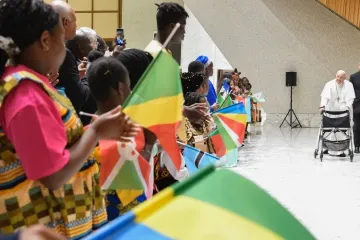 Papa Francisco recebe um grupo de crianças da África no Vaticano, 29 de maio de 2023.