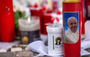 Pessoas deixam velas e rezam pelo papa Francisco em frente ao Hospital Policlínico Agostino Gemelli, em Roma, onde Francisco está internado.