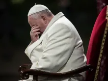 Papa Francisco durante a via-sacra no Coliseu de Roma em 18 de abril de 2014.