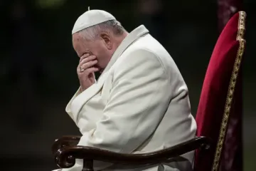 Papa Francisco durante a via-sacra no Coliseu de Roma em 18 de abril de 2014.