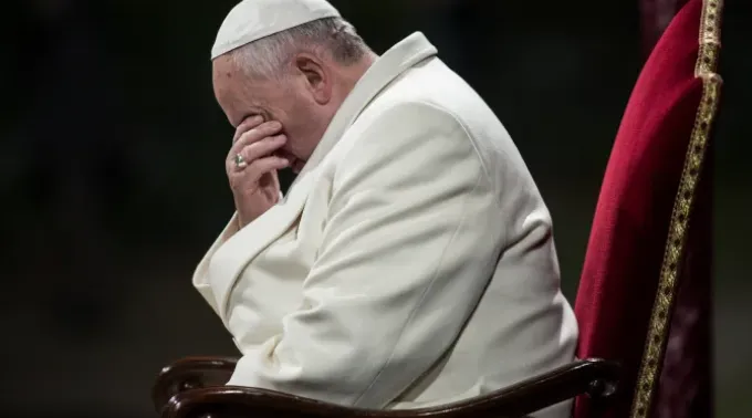 Papa Francisco durante a via-sacra no Coliseu de Roma em 18 de abril de 2014. ?? 