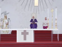 O papa Leão XIV celebra missa para cerca de 150 mil pessoas na orla de Beirute, no Líbano, em 2 de dezembro de 2025.