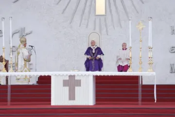 O papa Leão XIV celebra missa para cerca de 150 mil pessoas na orla de Beirute, no Líbano, em 2 de dezembro de 2025.