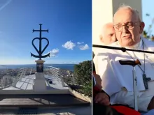 Cruz de Camargue, memorial dedicado aos marinheiros e migrantes perdidos no mar e fotografia do Papa Francisco.