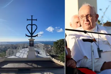 Cruz de Camargue, memorial dedicado aos marinheiros e migrantes perdidos no mar e fotografia do Papa Francisco