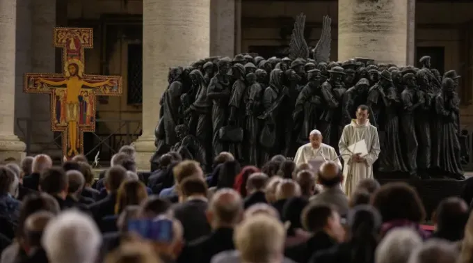 Momento de oração pelos migrantes e refugiados na Praça São Pedro, 19 de outubro de 2023. ?? 