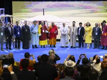 o papa Francisco com líderes de outras religiões em encontro ecumênico e inter-religioso na Mongólia