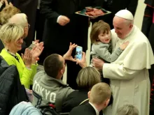 O papa Francisco com uma criança no colo durante a Audiência Geral de quarta-feira na Sala Paulo VI, cidade do Vaticano, 20 de janeiro de 2016.