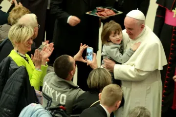 O papa Francisco com uma criança no colo durante a Audiência Geral de quarta-feira na Sala Paulo VI, cidade do Vaticano, 20 de janeiro de 2016.