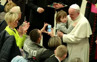 O papa Francisco com uma criança no colo durante a Audiência Geral de quarta-feira na Sala Paulo VI, cidade do Vaticano, 20 de janeiro de 2016.