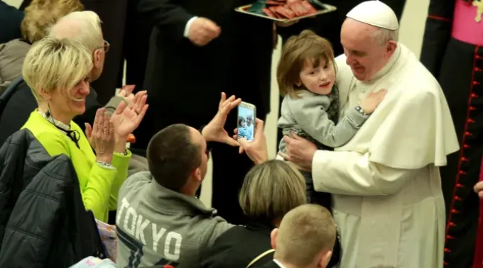O papa Francisco com uma criança no colo durante a Audiência Geral de quarta-feira na Sala Paulo VI, cidade do Vaticano, 20 de janeiro de 2016. ?? 