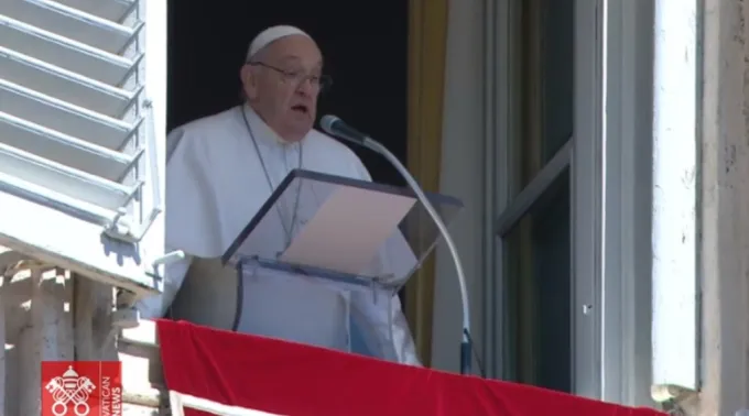 Papa Francisco rezando o Regina Caeli