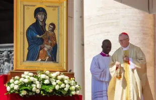 Cardeal Pietro Parolin celebra a segunda missa dos Novendiales pela morte do papa Francisco
