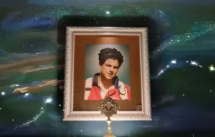 Quadro e relíquia do beato Carlo Acutis na paróquia universitário Beato Carlo Acutis