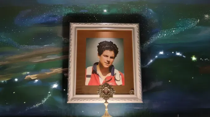 Quadro e relíquia do beato Carlo Acutis na paróquia universitário Beato Carlo Acutis