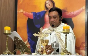 Padre Cícero Santos da Silva celebrando a missa na paróquia pessoal maronita de Nossa Senhora da Assunção.